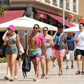 Malagueños y turistas hacen frente a la ola de calor que hoy sufre la ciudad que ha llegado a los 40º grados de máxima a 26 julio de 2022 en Málaga, Andalucía.