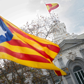 Una bandera estelada en una concentración ante la sede del Tribunal Supremo en Madrid  para pedir la liberación de los políticos catalanes independentistas presos. EFE/ Luca Piergiovanni