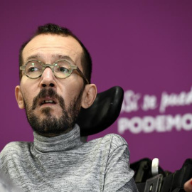 El secretario de Organización de Podemos, Pablo Echenique, durante la rueda de prensa ofrecida al término de la reunión del Consejo de Coordinación del partido. EFE/Víctor Lerena