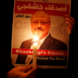 Un manifestante ilumina con una vela una imagen del periodista Jamal Khashoggi, asesinado en el consulado de Arabia Saudí en Estambul.- Osman Orsal/REUTERS