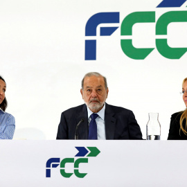 Esther Koplowitz, Carlos Slim, y Esther Alcocer Koplowitz, en la presentación del plan estratégico de FCC. REUTERS