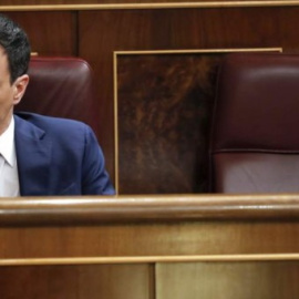 Pedro Sánchez, en una imagen de archivo, sentado en su escaño en el Congreso de los Diputados. EFE