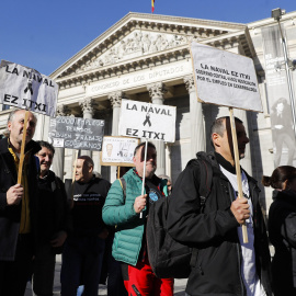 Trabajadores del astillero de La Naval, en Sestao (Vizcaya), se manifiestan frente al Congreso de los Diputados para reclamar a los gobiernos central y vasco soluciones que eviten el cierre de la atarazana. EFE/Juan Carlos Hidalgo