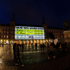 La fachada de la Casa de la Panadería de la Plaza Mayor de Madrid, con imágenes de gran formato de los conocidos como "papeles de Bárcenas". EFE / Rodrigo Jiménez