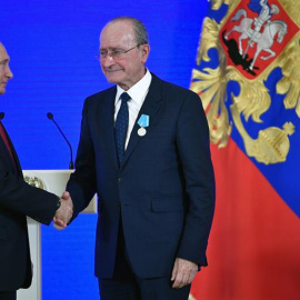 El presidente ruso, Vladimir Putin (i), condecora al alcalde de Málaga, Francisco de la Torre (d), durante una ceremonia en Moscú (Rusia) hoy, 4 de noviembre de 2018. De la Torre fue condecorado hoy por Putin con la Medalla Pushkin por su contribución 