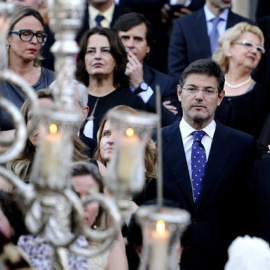 Juan Ignacio Zoido y Rafael Catalá, en una procesión de la Semana Santa de Sevilla de 2015./EFE