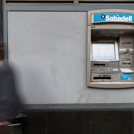 Una pegatina a favor del derecho a decidir junto a un cajero automático del Banco Sabadell en Barcelona. REUTERS/Yves Herman