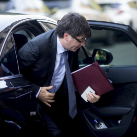 El expresident Carles Puigdemont saliendo de su coche oficial | EFE