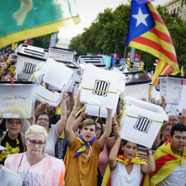 Capçalera de la manifestació 'Recuperem l'1 d'octubre', aquest dilluns a Barcelona. / Joel Kashila.