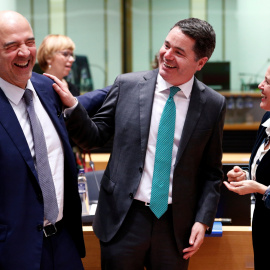 La ministra de Ecomía, Nada Calviño, conversa con el comisario de Asuntos Económicos, Pierre Moscovici, y el ministro irlandés de Finanzas, Paschal Donohoe, antes del comienzo de la reunión del Eurogrupo, en Bruselas. REUTERS/Francois Lenoir