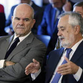 Los expresidentes de la Junta Manuel Chaves y José Antonio Griñán, junto a otros ex altos cargos del Gobierno andaluz, vuelven al banquillo de los acusados, en la recta final del juicio del caso ERE. EFE/José Manuel Vidal