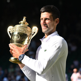 Novak Djokovic sostiene el trofeo obtenido en la final de Wimbledon el pasado 10 de julio de 2022