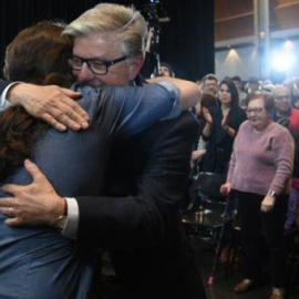 El secretario general de Podemos, Pablo Iglesias, y el alcalde de Zaragoza, Pedro Santisteve, se abrazan antes del acto celebrado este martes por los morados en la capital, aragonesa.