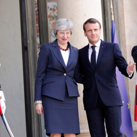 Emmanuel Macron saluda a Theresa May en el Palacio del Elíseo, en París. /REUTERS