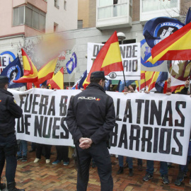 El colectivo de ultraderecha Hogar Social Madrid en una concentración en Tetuán con el lema 'Fuera bandas latinas de nuestros barrios' /EFE.