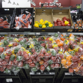 Pimientos envueltos en plástico en un supermercado de Gran Bretaña. AFP/Justin Tallis