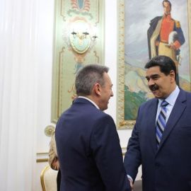 El presidente del Comité Internacional de la Cruz Roja, Peter Mauer, y el mandatario venezolano Nicolás Maduro./ REUTERS