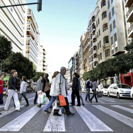 Varias personas cruzando un paso de peatones | EFE/ Archivo