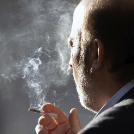 Imagen de archivo de un hombre adulto fumando | EFE