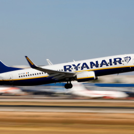 Un aparato Boeing 737-800 de la aerolínea irlandesa de bajo coste Ryanair despega en el aeropuerto de Palma de Mallorca. REUTERS/Paul Hanna