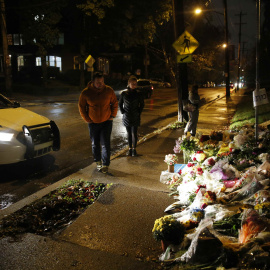 Ofrenda de flores en recuerdo a las personas asesinadas por el asesinato que llevó a cabo un neonazi en una sinagoga de Pensilvania. | Cathal McNaughton / Reuters