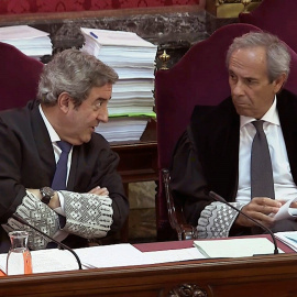 Los fiscales Javier Zaragoza (i) y Jaime Moreno (d) durante la sesión de este martes del juicio del 'procés"'. | EFE