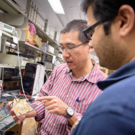 En su laboratorio en la Universidad de California en San Diego, EEUU, el ingeniero Vincent Leung trabaja en la próxima generación de implantes cerebrales inalámbricos. Qualcomm Circuits Lab