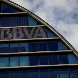 El logo del BBVA en el edificio La Vela, su sede en la zona norte de Madrid. REUTERS/Juan Medina