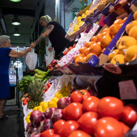 12/8/22 Un puesto de frutas y verduras de un mercado de abastos. A 12 de agosto de 2022, en Sevilla.