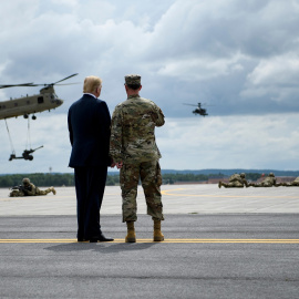 El presidente estadounidense, Donald Trump, observa un ejercicio militar en Nueva York. / AFP - BRENDAN SMIALOWSKI