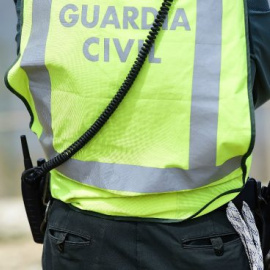 La Guardia Civil trata de esclarecer los motivos del accidente y si pudiera estar implicado un ultraligero, que ha aterrizado sin problemas./EFE