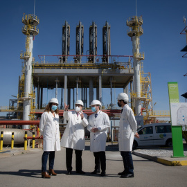 La directora general de Energía de la Generalitat, Assumpta Farran y el presidente de Enagás, Antonio Llardén junto al president de la Generalitat, Pere Aragonès durante la visita a la planta de regasificación de Enagás de Barcelona, en el Puerto de