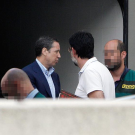 El expresidente de la Generalitat Valenciana y exministro de Trabajo, Eduardo Zaplana, a su llegada a su chalé de Benidorm junto a la comisión judicial tras ser detenido. - EFE