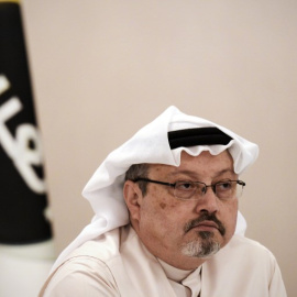 Jamal Khashoggi, observa durante una conferencia de prensa en la capital de Bahrein, Manama, el 15 de diciembre de 2014 | AFP