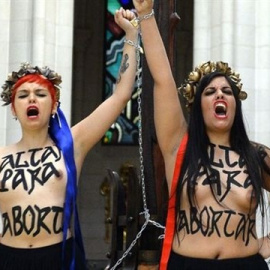 Dos activistas de Femen se encadenaron a un crucifijo de La Almudena de Madrid. / TWITTER DE FEMEN ESPAÑA