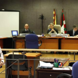 Los padres de íñigo Cabacas durante la celebración del juicio sobre la muerte de su hijo por parte de la Ertzaintza | Luis Tejido / EFE