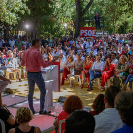 El secretario general del PSOE y presidente del Gobierno, Pedro Sánchez, se dirige a los vecinos del sevillano barrio de Pino Montano en el primer acto de la campaña "El Gobierno de la Gente", que se celebró en Sevilla.