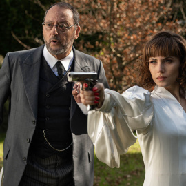 Aura Garrido y Jean Reno en una secuencia de la serie 'Un asunto privado'