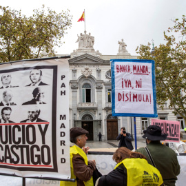 Concentración de activistas antidesahucios ante la sede del Tribunal Supremo, durante el pleno que resuelve sobre pago del impuesto de las hipotecas. EFE/Rodrigo Jiménez