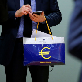 Un funcionario europeo lleva una bolsa con el logo del BCE. REUTERS/Francois Lenoir