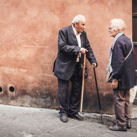 Dos personas mayores hablan en la calle, en una imagen de archivo