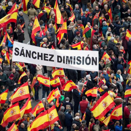 sánchez dimisión, pancarta, manifestación, Colón