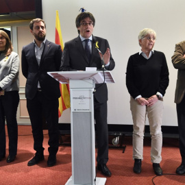 06/12/2017 Carles Puigdemont flanqueado por Meritxell Serret, Antoni Comin, Clara Ponsati y Lluis Puig | AFP/ Emmanuel Dunand