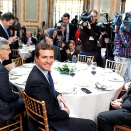 El presidente del PP, Pablo Casado (c) durante un almuerzo informativo, organizado por el Foro ABC-Deloitte, hoy en Madrid. EFE/ Paolo Aguilar