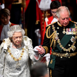 La reina Isabel II y el entonces príncipe de Gales llega a la ceremonia de apertura del Parlamento, en octubre de 2019, en Londres. REUTERS/Toby Melville/Pool