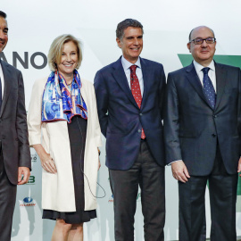 El presidente de la patronal de la banca AEB, José María Roldán (der), con los consejeros delegados de Banco Sabadell, Jaume Guardiola, Bankinter, María Dolores Dancausa, y de BBVA, Carlos Torres. EFE/Emilio Naranjo