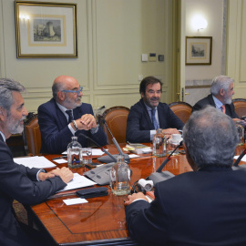 El presidente del Consejo General del Poder Judicial (CGPJ) , Carlos Lesmes (i), preside un pleno extraordinario del organismo celebrado este jueves.