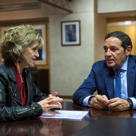 El consejero de Sanidad de Castilla y León, Antonio María Sáez Aguado, y la ministra de Sanidad, Consumo y Bienestar Social, María Luisa Carcedo, durante la reunión que mantienen hoy en Madrid. EFE/ Rodrigo Jiménez