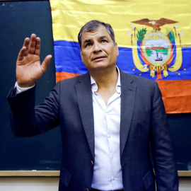 Fotografía de archivo fechada el 19 de junio de 2018, que muestra al expresidente de Ecuador Rafael Correa, mientras saluda a su llegada al acto "América latina en disputa", en la Universidad Complutense de Madrid (España). Correa, prófugo de la justi