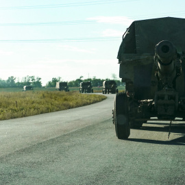 Camiones militares rusos remolcan piezas de artillería en una carretera en dirección a la región de Zaporizhzhia, a 8 de septiembre de 2022.